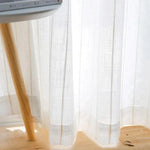 Voilage élégant et lumineux pour fenêtres, accessoire décoratif idéal pour apporter légèreté et style à votre intérieur. Rayures verticales subtiles, ajoutant une touche moderne et raffinée à votre salon ou chambre à coucher. Optimise la luminosité naturelle tout en préservant l'intimité.