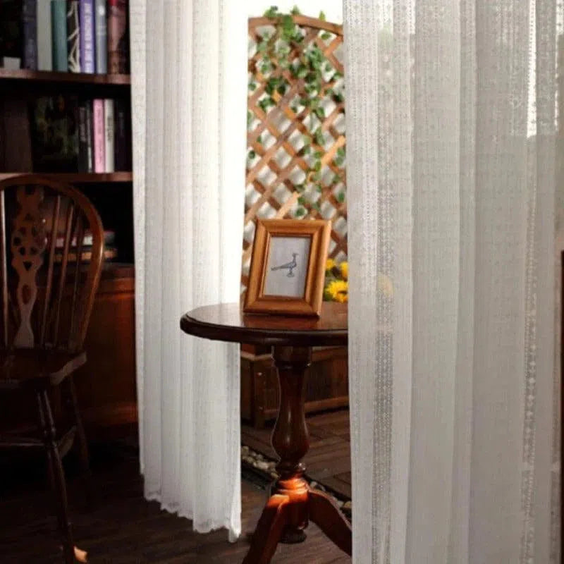 Rideaux élégants apportant une touche de charme à votre intérieur, idéaux pour une décoration raffinée et épurée. Accessoire parfait pour embellir votre salon ou chambre, en laissant filtrer délicatement la lumière naturelle.