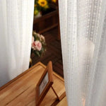 Rideau élégant blanc avec motif subtil, idéal pour sublimer la décoration intérieure de votre salon ou chambre. Parfait pour filtrer la lumière tout en assurant une ambiance chaleureuse et intimiste. Accents de charme pour fenêtre, ajoutant une touche de délicatesse à votre espace. Ajustement harmonieux avec divers styles de mobilier grâce à son design raffiné. Considéré comme un choix esthétique et fonctionnel pour toute pièce de la maison.