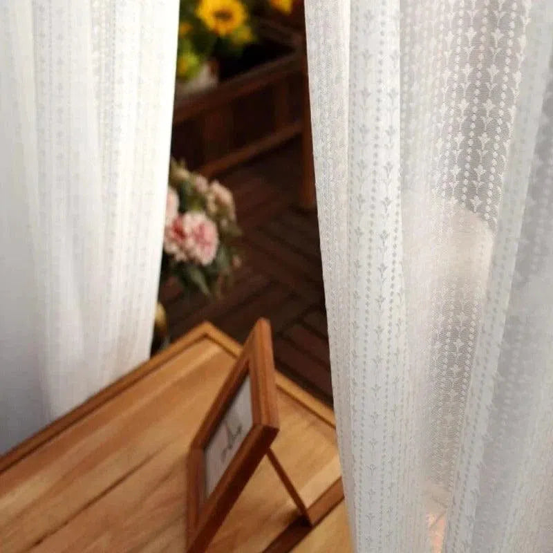 Rideau élégant blanc avec motif subtil, idéal pour sublimer la décoration intérieure de votre salon ou chambre. Parfait pour filtrer la lumière tout en assurant une ambiance chaleureuse et intimiste. Accents de charme pour fenêtre, ajoutant une touche de délicatesse à votre espace. Ajustement harmonieux avec divers styles de mobilier grâce à son design raffiné. Considéré comme un choix esthétique et fonctionnel pour toute pièce de la maison.