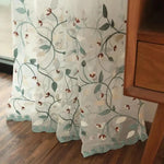 Voilage élégant avec motifs floraux brodés, idéal pour ajouter une touche de sophistication et de nature à votre intérieur. Ces rideaux raffinés offrent une décoration subtile, parfaite pour une ambiance chaleureuse dans n'importe quelle pièce. Adapté aux cuisines, salons ou chambres, ce voilage permet de filtrer la lumière tout en préservant l'intimité.