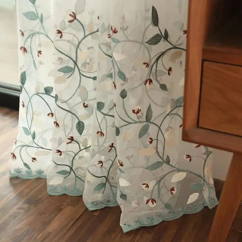 Voilage élégant avec motifs floraux brodés, idéal pour ajouter une touche de sophistication et de nature à votre intérieur. Ces rideaux raffinés offrent une décoration subtile, parfaite pour une ambiance chaleureuse dans n'importe quelle pièce. Adapté aux cuisines, salons ou chambres, ce voilage permet de filtrer la lumière tout en préservant l'intimité.