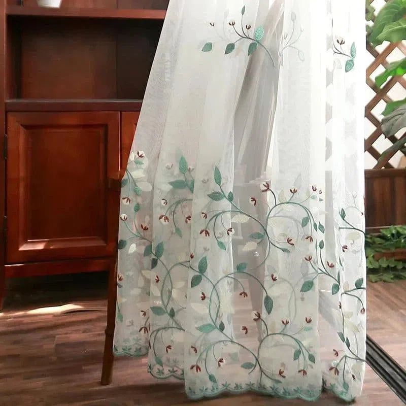 Rideau élégant avec motifs floraux et feuillages verts, idéal pour ajouter une touche naturelle à votre intérieur. Ce rideau décoratif laisse passer la lumière tout en préservant votre intimité, parfait pour le salon ou la chambre. Son design délicat et coloré s'harmonise facilement avec différents styles de décoration. Accessoire incontournable pour une ambiance chaleureuse et accueillante.