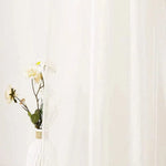Voilage blanc élégant avec vase décoratif et fleurs délicates, ajoutant une touche de sophistication et de légèreté à tout intérieur. Ambiance épurée et naturelle pour sublimer votre espace de vie.