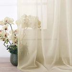 Voilage élégant beige translucide décorant une fenêtre lumineuse, sublimant une pièce avec des touches florales délicates, créant une ambiance douce et apaisante. Idéal pour embellir votre intérieur tout en laissant passer la lumière naturelle.