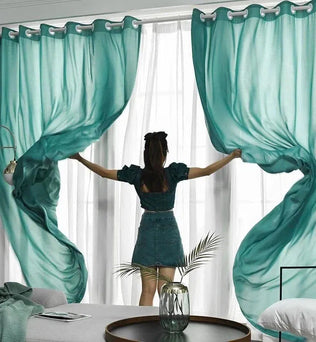 Rideaux élégants turquoise pour salon moderne, offrant une touche de couleur vive et un style contemporain. Adaptés pour filtrer la lumière du jour tout en préservant l'intimité. Parfaits pour rehausser la décoration intérieure d'un espace de vie.