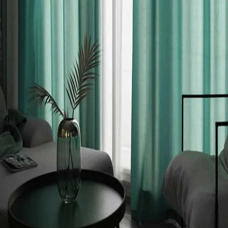 Rideaux opaques verts pour salon élégant, ajoutant une touche de sophistication à votre intérieur. Parfait pour contrôler la luminosité dans une pièce. Idéal pour les espaces modernes et épurés, créant une atmosphère accueillante et intime. Combinez avec des meubles contemporains pour un style harmonieux.