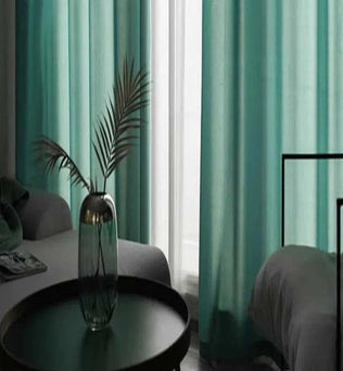 Rideaux opaques verts pour salon élégant, ajoutant une touche de sophistication à votre intérieur. Parfait pour contrôler la luminosité dans une pièce. Idéal pour les espaces modernes et épurés, créant une atmosphère accueillante et intime. Combinez avec des meubles contemporains pour un style harmonieux.