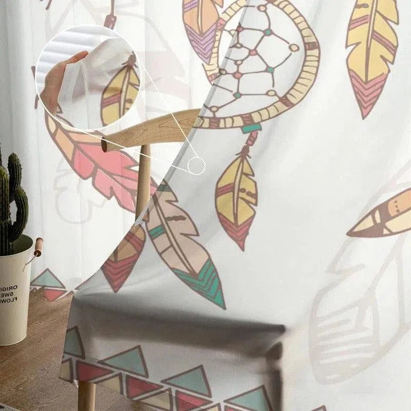 Rideau décoratif avec motif attrape-rêves et plumes colorées. Idéal pour apporter une touche bohème et chaleureuse à votre intérieur. Parfait pour le salon ou la chambre, ce rideau original ajoutera style et caractère à votre décoration d'intérieur.