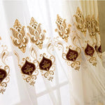 Rideau élégant avec motifs dorés et motifs floraux, idéal pour ajouter une touche de sophistication à toute pièce. Ce rideau décoratif offre une ambiance luxueuse tout en filtrant légèrement la lumière, créant ainsi une atmosphère chaleureuse et accueillante. Parfait pour le salon, la chambre ou la salle à manger.