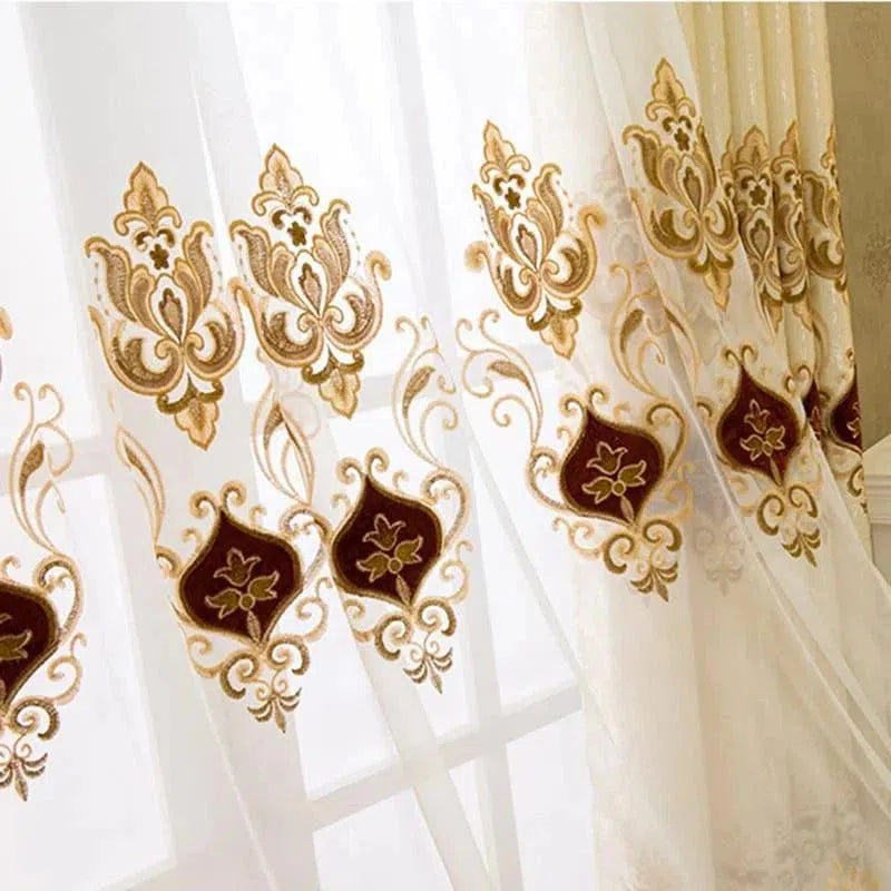 Rideau élégant avec motifs dorés et motifs floraux, idéal pour ajouter une touche de sophistication à toute pièce. Ce rideau décoratif offre une ambiance luxueuse tout en filtrant légèrement la lumière, créant ainsi une atmosphère chaleureuse et accueillante. Parfait pour le salon, la chambre ou la salle à manger.