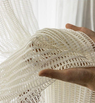 Un design élégant et moderne avec un tissu ajouré, idéal pour améliorer la décoration intérieure. Ce produit offre une texture unique qui ajoute une touche sophistiquée et originale à tout espace de vie, créant une ambiance lumineuse et aérée.
