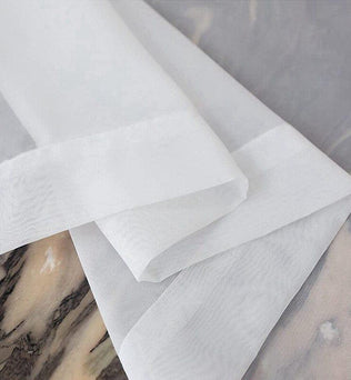 Voilage blanc transparent élégant, idéal pour la décoration intérieure moderne. Ce rideau léger ajoute une touche de sophistication et de luminosité à tout espace de vie, parfait pour les fenêtres du salon ou de la chambre. Accessoire décoratif essentiel pour un intérieur chic et aéré.