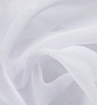 Texture délicate et élégante d'un tissu blanc, idéal pour la décoration intérieure, la confection de vêtements légers ou la création de voilages raffinés. Le matériau confère légèreté et fluidité, parfait pour apporter une touche de sophistication et de modernité à différents projets textiles.