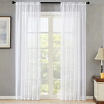 Rideaux blancs transparents suspendus à une tringle noire dans un salon moderne. Parfait pour laisser entrer la lumière naturelle tout en préservant l'intimité. Accessoire idéal pour un décor élégant et épuré. Adapté à divers styles de décoration intérieure, ajoutant une touche de sophistication à toute pièce.