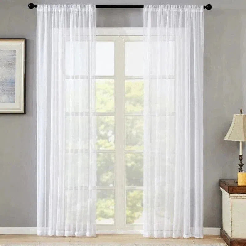 Rideaux blancs transparents suspendus à une tringle noire dans un salon moderne. Parfait pour laisser entrer la lumière naturelle tout en préservant l'intimité. Accessoire idéal pour un décor élégant et épuré. Adapté à divers styles de décoration intérieure, ajoutant une touche de sophistication à toute pièce.