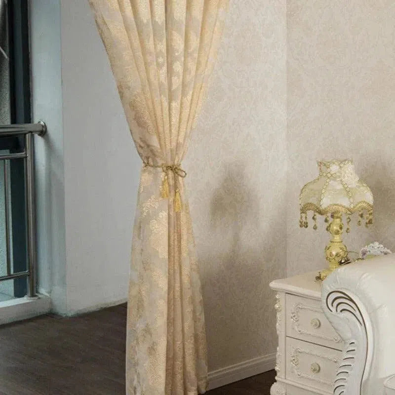 Rideaux élégants de couleur beige dans un salon chic, embellissant l'intérieur avec une ambiance classique. Le design raffiné s'harmonise avec une lampe décorative et une table de nuit vintage, créant un espace chaleureux et accueillant. Parfait pour ajouter une touche sophistiquée à votre décoration intérieure.