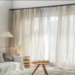 Rideaux transparents élégants pour un salon lumineux. Décoration intérieure moderne avec un canapé confortable, une table basse en bois et un lampadaire design. Ambiance apaisante et naturelle, idéale pour créer un espace accueillant et chaleureux. Parfaits pour filtrer la lumière tout en ajoutant une touche de style à votre maison.