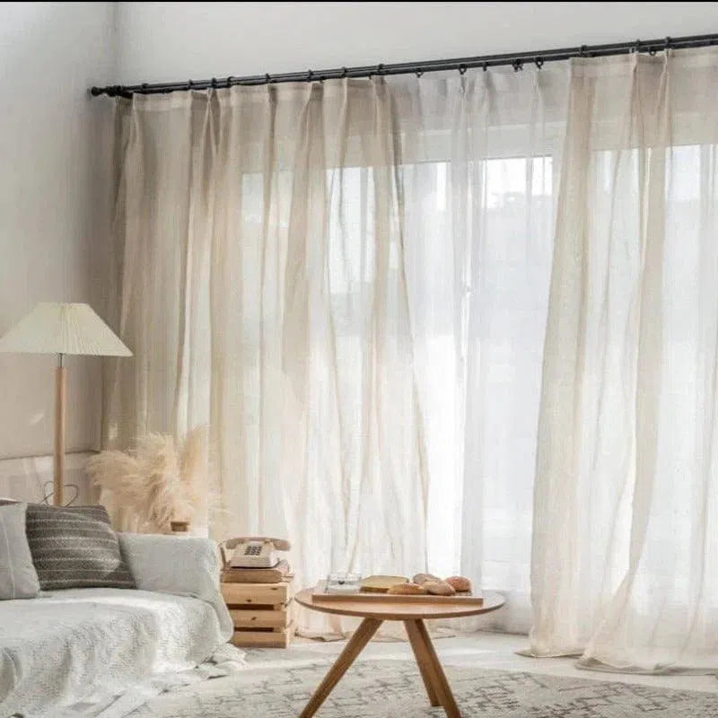 Rideaux transparents élégants pour un salon lumineux. Décoration intérieure moderne avec un canapé confortable, une table basse en bois et un lampadaire design. Ambiance apaisante et naturelle, idéale pour créer un espace accueillant et chaleureux. Parfaits pour filtrer la lumière tout en ajoutant une touche de style à votre maison.