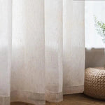 Rideaux élégants et modernes blancs suspendus dans un salon lumineux, ajoutant une touche de sophistication et d'intimité à la décoration intérieure.