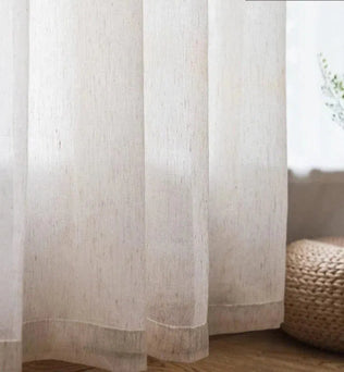 Rideaux élégants et modernes blancs suspendus dans un salon lumineux, ajoutant une touche de sophistication et d'intimité à la décoration intérieure.