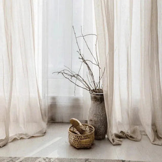 rideau blanc cassé tissage lin translucide bohème minimaliste fixation tringle métalliquebranches sèches vase céramique