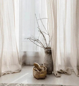 Rideaux élégants pour salon lumineux, parfaits pour une ambiance apaisante avec décoration minimaliste incluant un vase rustique et des accessoires décoratifs en bois. Conviennent aux intérieurs modernes et minimalistes. Idéal pour optimiser la lumière naturelle et apporter une touche d'élégance douce à votre espace de vie.