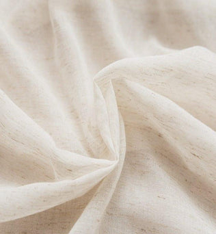 Texture légère et douce d'une étoffe blanche, idéale pour la confection de vêtements estivaux ou décoration intérieure, offrant élégance et confort pour un style classique et raffiné.