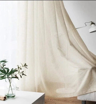 Rideau élégant beige pour salon moderne, apportant luminosité et douceur à votre intérieur avec un style raffiné. Accessoire de décoration idéal pour une ambiance chaleureuse et accueillante. Parfait pour embellir votre espace de vie.