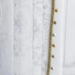 Rideau élégant avec motifs floraux délicats et bordure décorative à pompons, parfait pour ajouter une touche de raffinement à votre intérieur. Idéal pour habiller les fenêtres du salon ou de la chambre tout en laissant passer la lumière. Embellissez votre espace avec ce design aux détails soigneusement travaillés pour un effet chic et subtil.