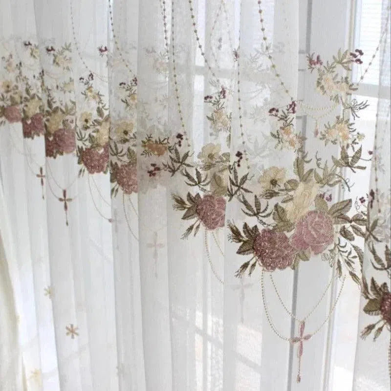 Voilage décoratif élégant aux motifs floraux, parfait pour sublimer votre intérieur avec son design raffiné. Ces rideaux apportent une touche de sophistication et de légèreté à vos fenêtres, idéals pour créer une ambiance agréable et lumineuse dans votre salon ou votre chambre. Accessoire déco incontournable pour un style chic et moderne.
