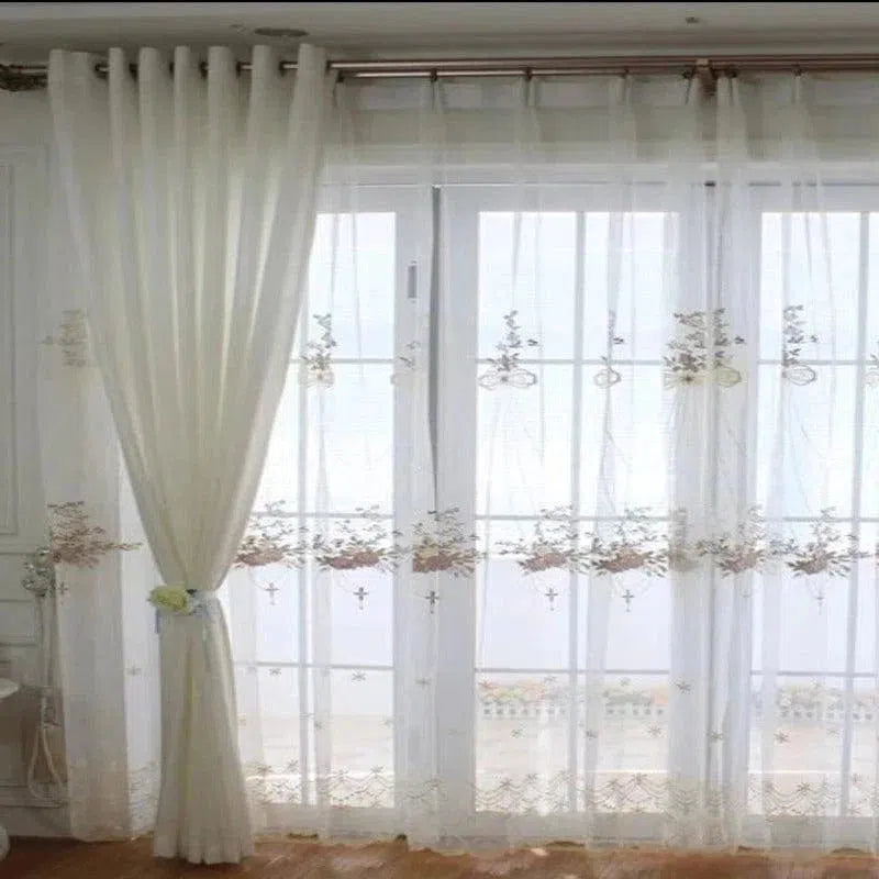 Rideaux élégants pour salon, offrant une ambiance lumineuse et raffinée. Idéal pour habiller vos fenêtres avec style, motifs floraux délicats. Solution parfaite pour un décor intérieur chic et moderne.