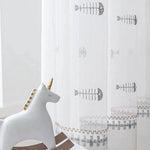 Rideau décoratif blanc pour chambre d'enfant avec motif original de squelettes de poisson, offrant une ambiance ludique et moderne. Parfait pour ajouter une touche créative à la décoration intérieure de la chambre des enfants. Ajoutez une touche d'originalité avec ce rideau unique et amusant.