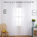 Rideaux transparents élégants et classiques encadrant une fenêtre lumineuse, parfaits pour ajouter une touche moderne à n'importe quelle pièce. Décoration simple avec une chaise en bois et des cadres muraux délicats, créant une ambiance paisible et accueillante.
