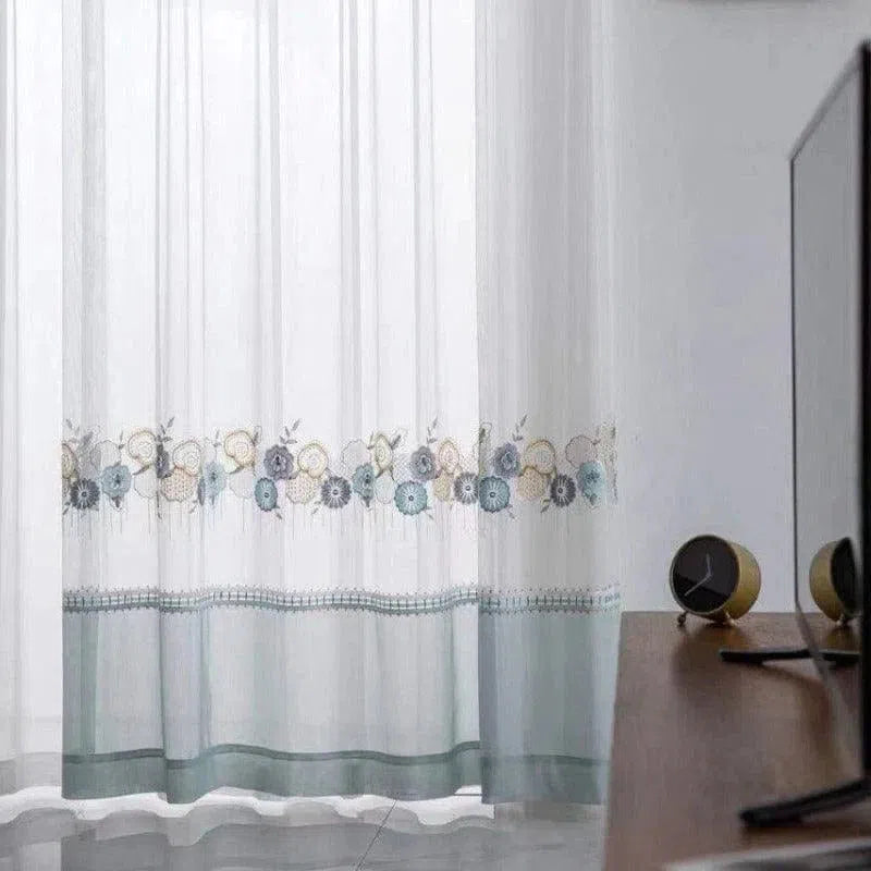 Rideau décoratif élégant avec motif floral, idéal pour ajouter une touche de fraîcheur et de modernité à votre intérieur. Design subtil et apaisant parfait pour le salon ou la chambre. Accessoire de décoration intérieure tendance pour créer une ambiance lumineuse et accueillante.