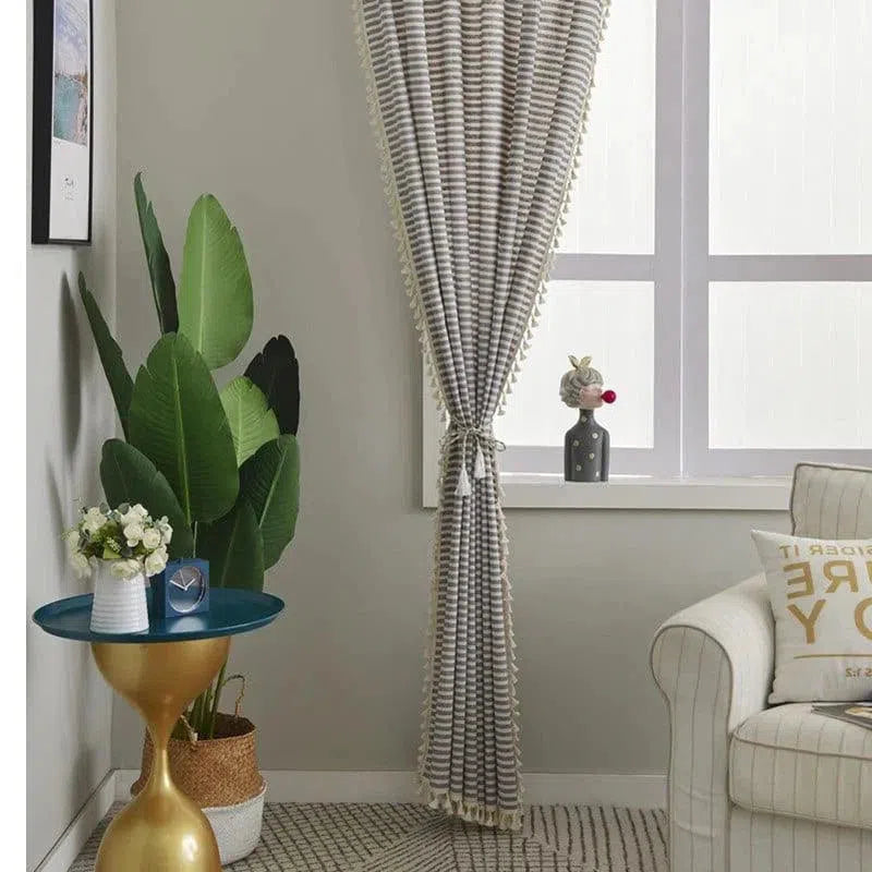 Rideau à rayures élégantes pour salon moderne, accentuant une décoration intérieure sophistiquée. Complète parfaitement l'espace grâce à ses motifs géométriques. Idéal pour apporter une touche contemporaine à votre maison, tout en laissant pénétrer la lumière naturelle. Associe style et fonctionnalité, transformant votre pièce en un lieu accueillant et chic.