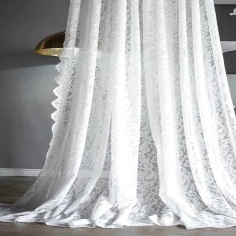 Voilage blanc élégant, idéal pour décorer les fenêtres avec une touche de sophistication. Motifs délicats pour une ambiance lumineuse et raffinée, parfait pour la décoration intérieure moderne. Ajoutez du charme et de la légèreté à votre espace avec ce rideau chic et esthétique.