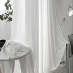 Rideaux blancs élégants pour salon moderne, parfaits pour laisser entrer la lumière naturelle tout en préservant l'intimité. Design minimaliste s'adaptant à tous types d'intérieurs contemporains. Atmosphère lumineuse et apaisante assurée.