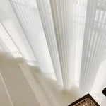 Rideaux contemporains blancs pour une ambiance lumineuse et raffinée, parfaits pour embellir votre intérieur tout en filtrant la lumière naturelle. Idéal pour salons modernes et espaces élégants, ces rideaux ajoutent une touche de sophistication à votre décoration intérieure.