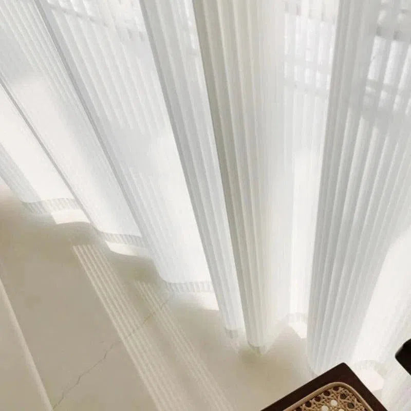 Rideaux contemporains blancs pour une ambiance lumineuse et raffinée, parfaits pour embellir votre intérieur tout en filtrant la lumière naturelle. Idéal pour salons modernes et espaces élégants, ces rideaux ajoutent une touche de sophistication à votre décoration intérieure.