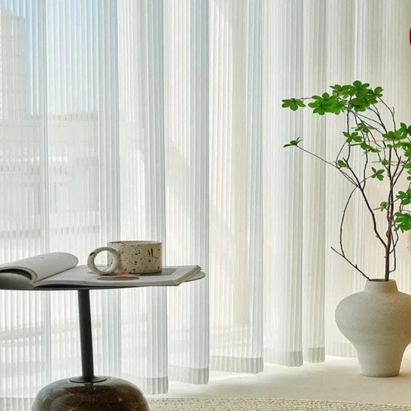 Voilage blanc élégant ajoutant une touche de sophistication à votre intérieur. Parfait pour laisser entrer la lumière naturelle tout en préservant votre intimité. Idéal pour les salons modernes et épurés, offrant une ambiance paisible et relaxante. Délicat, ce voilage rehausse votre décoration avec subtilité et style. Exemplaire pour créer un espace lumineux et accueillant.