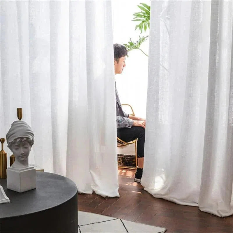 Rideaux élégants blancs, apportant une touche de modernité et d'élégance à votre intérieur. Idéal pour moduler la lumière du jour tout en préservant votre intimité. Décoration sophistiquée pour salon ou chambre à coucher. Créez une ambiance chaleureuse et accueillante dans votre espace de vie.