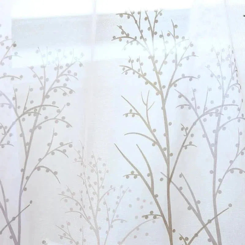 Voilage décoratif blanc avec motif arbre, idéal pour apporter une touche élégante et naturelle à votre intérieur. Parfait pour adoucir la lumière tout en préservant l'intimité. Convient aux salons, chambres ou bureaux. Design moderne et épuré.