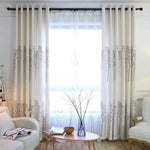 Rideaux élégants avec motif d'arbre ajoutant une touche de nature à votre salon. Ces rideaux modernes et esthétiques sont idéaux pour filtrer la lumière tout en créant une atmosphère chaleureuse et accueillante. Parfaits pour compléter un aménagement intérieur épuré et contemporain.