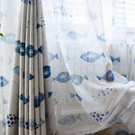 Rideaux transparents avec motif poisson bleu, parfaite décoration marine pour illuminer le salon. Design moderne et élégant idéal pour créer une ambiance apaisante et rafraîchissante. Parfait pour une chambre d'enfant ou une maison à thème océanique.