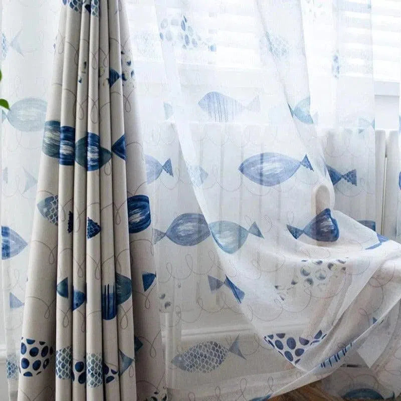 Rideaux transparents avec motif poisson bleu, parfaite décoration marine pour illuminer le salon. Design moderne et élégant idéal pour créer une ambiance apaisante et rafraîchissante. Parfait pour une chambre d'enfant ou une maison à thème océanique.
