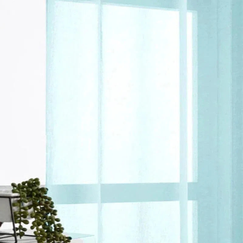 Voilage translucide bleu clair pour décoration moderne, idéal pour laisser passer la lumière tout en préservant l'intimité. Parfait pour les salons, chambres ou bureaux, ajoutant une touche élégante et apaisante à votre intérieur. Décoration de fenêtre avec style contemporain et épuré.