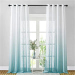 Rideau dégradé blanc et bleu turquoise, suspendu à une tringle noire, embellissant une fenêtre lumineuse. Décor contemporain avec petite table blanche et vase. Idéal pour ajouter une touche élégante à votre intérieur tout en filtrant délicatement la lumière naturelle. Parfait pour un séjour ou une chambre moderne.