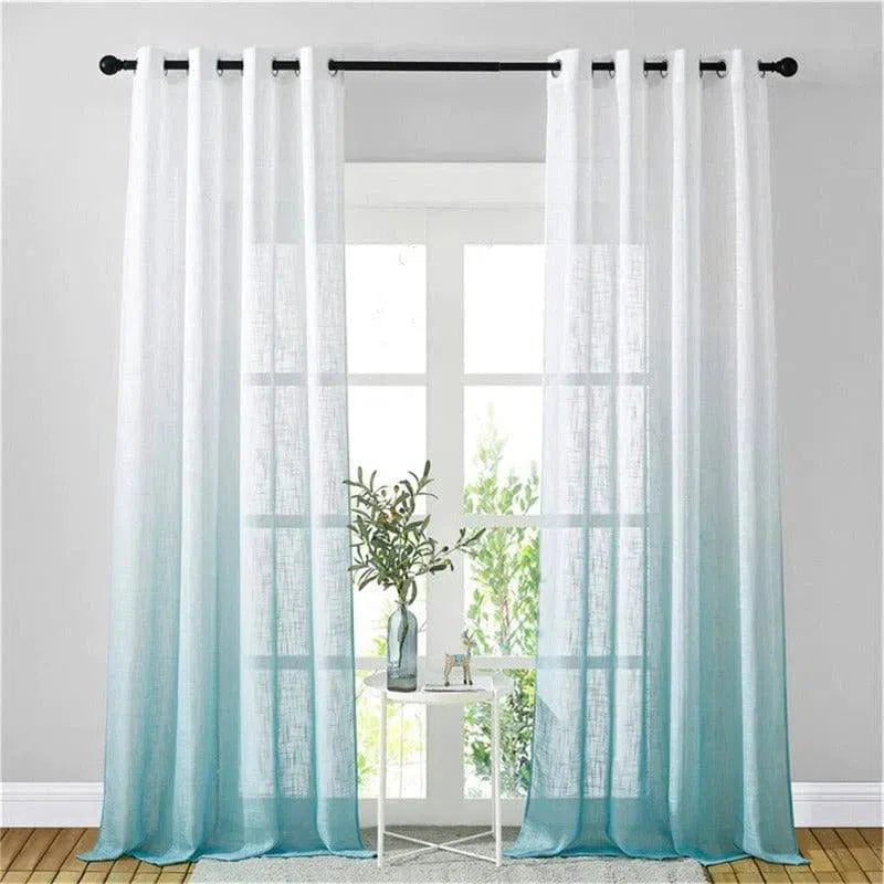 Rideau dégradé blanc et bleu turquoise, suspendu à une tringle noire, embellissant une fenêtre lumineuse. Décor contemporain avec petite table blanche et vase. Idéal pour ajouter une touche élégante à votre intérieur tout en filtrant délicatement la lumière naturelle. Parfait pour un séjour ou une chambre moderne.