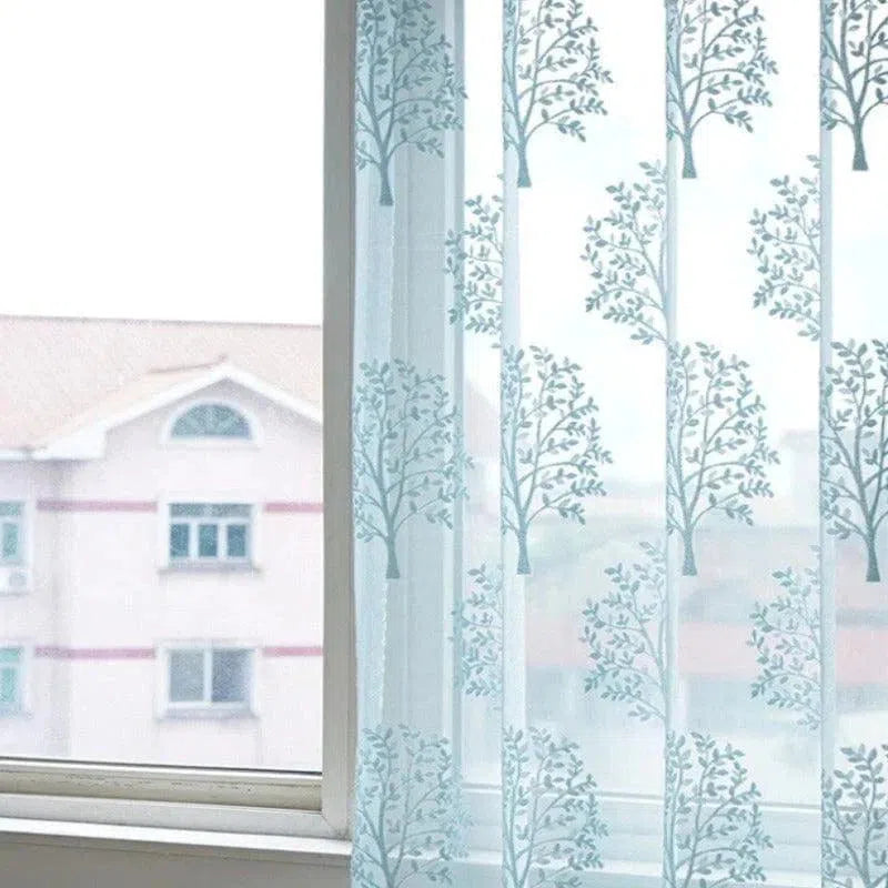 Voilage à motifs d'arbres transparent, idéal pour une décoration intérieure moderne. Ce rideau léger ajoute une touche naturelle et élégante à vos fenêtres, parfait pour filtrer la lumière tout en maintenant l'intimité de votre espace. Design raffiné avec des motifs de branches, s'harmonisant avec divers styles de décoration. Transformez votre salon ou chambre avec ce voilage décoratif.